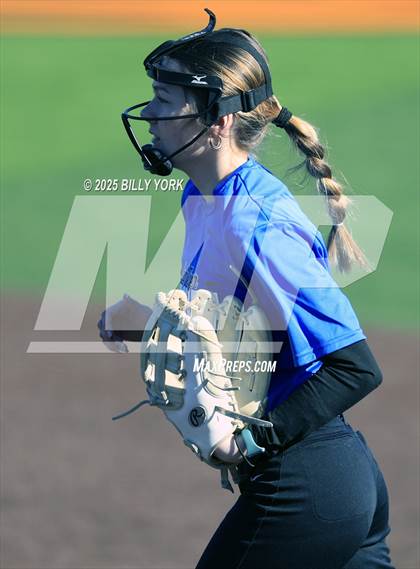 Thumbnail 1 in Grand Saline vs Wills Point photogallery.