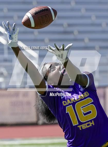 Thumbnail 1 in Clayton Valley Charter vs. Oakland Tech (Green and Gold Invitational-SRVHS) photogallery.