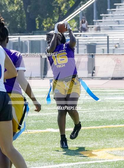 Thumbnail 1 in Clayton Valley Charter vs. Oakland Tech (Green and Gold Invitational-SRVHS) photogallery.