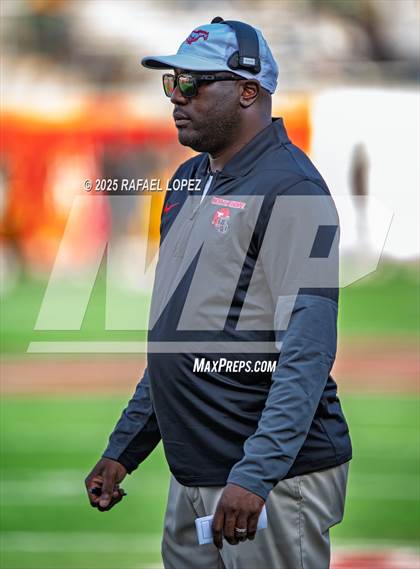 Thumbnail 2 in North Shore vs. Cypress Falls (UIL 6A D1 Football Regional) photogallery.