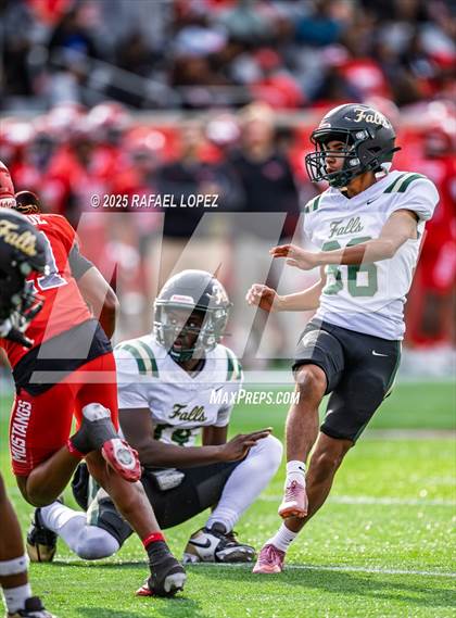 Thumbnail 3 in North Shore vs. Cypress Falls (UIL 6A D1 Football Regional) photogallery.