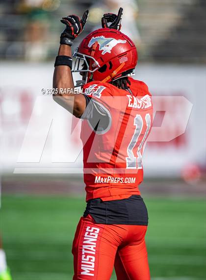 Thumbnail 2 in North Shore vs. Cypress Falls (UIL 6A D1 Football Regional) photogallery.