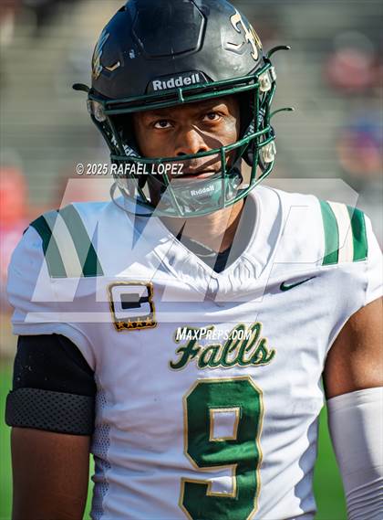 Thumbnail 1 in North Shore vs. Cypress Falls (UIL 6A D1 Football Regional) photogallery.