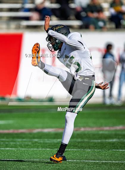 Thumbnail 2 in North Shore vs. Cypress Falls (UIL 6A D1 Football Regional) photogallery.