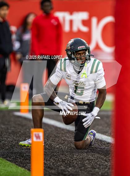 Thumbnail 2 in North Shore vs. Cypress Falls (UIL 6A D1 Football Regional) photogallery.