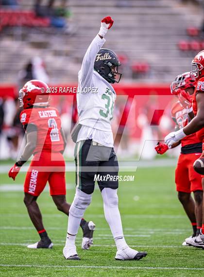 Thumbnail 2 in North Shore vs. Cypress Falls (UIL 6A D1 Football Regional) photogallery.