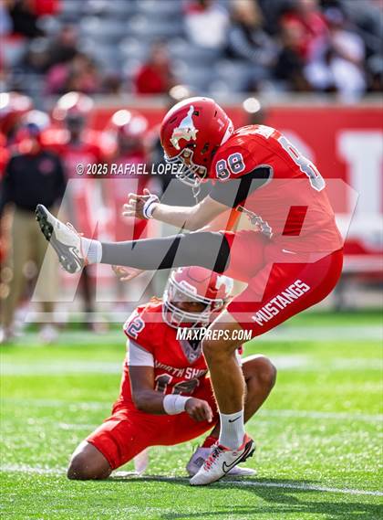 Thumbnail 2 in North Shore vs. Cypress Falls (UIL 6A D1 Football Regional) photogallery.