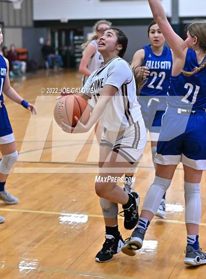 Thumbnail 3 in Devine vs Falls City (Marion Basketball Tournament) photogallery.