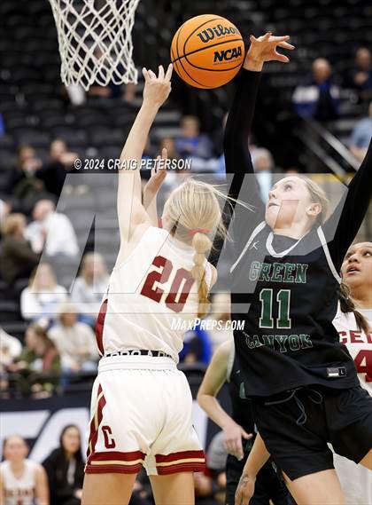 Thumbnail 2 in Green Canyon vs. Cedar (UHSAA 4A Quarterfinals) photogallery.