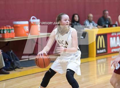 Thumbnail 2 in Archbishop Hannan vs. Mt. Carmel (All State Sugar Bowl Classic) photogallery.