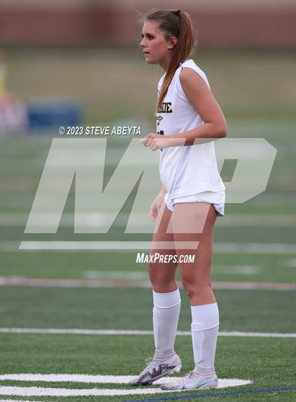 Thumbnail 1 in Arapahoe @ Cherokee Trail photogallery.