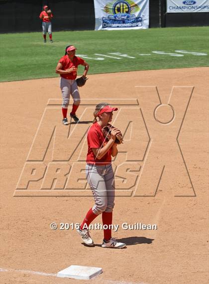 Thumbnail 3 in Paraclete vs. Savanna (CIF SS Div 6 Final) photogallery.