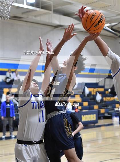 Thumbnail 3 in San Marino vs Alhambra  (San Gabriel Winter Classics Tournament) photogallery.