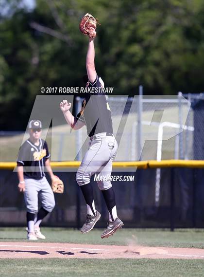 Thumbnail 2 in Bonham vs. Crandall (UIL 4A Region II Bi-District Playoff) photogallery.