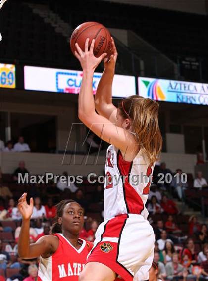 Thumbnail 3 in Carondelet vs. Mater Dei (CIF State D2 Final) photogallery.