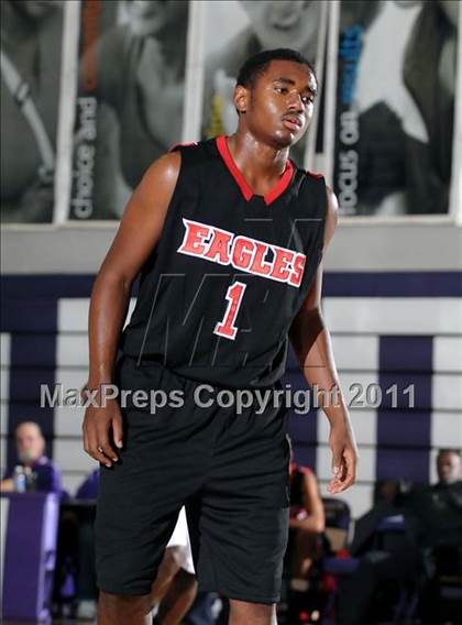 Thumbnail 3 in Kennedy vs. Dorsey (St. Hope Elite Classic) photogallery.