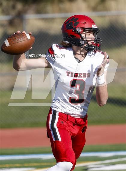 Thumbnail 2 in Hurricane vs Sky View (UHSAA 4A First Round) photogallery.