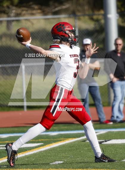 Thumbnail 2 in Hurricane vs Sky View (UHSAA 4A First Round) photogallery.