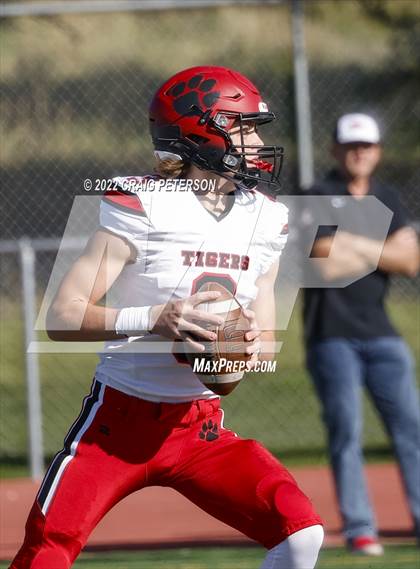 Thumbnail 1 in Hurricane vs Sky View (UHSAA 4A First Round) photogallery.