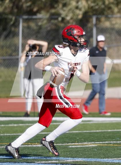 Thumbnail 1 in Hurricane vs Sky View (UHSAA 4A First Round) photogallery.