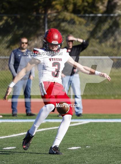 Thumbnail 1 in Hurricane vs Sky View (UHSAA 4A First Round) photogallery.