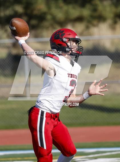 Thumbnail 3 in Hurricane vs Sky View (UHSAA 4A First Round) photogallery.