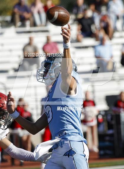Thumbnail 2 in Hurricane vs Sky View (UHSAA 4A First Round) photogallery.