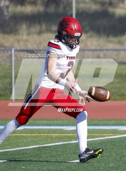 Thumbnail 2 in Hurricane vs Sky View (UHSAA 4A First Round) photogallery.