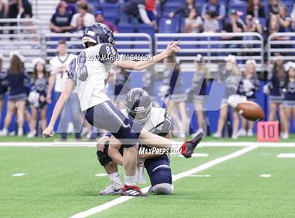 Thumbnail 2 in Pioneer vs Boerne-Champion (UIL 5A Regional Playoff) photogallery.