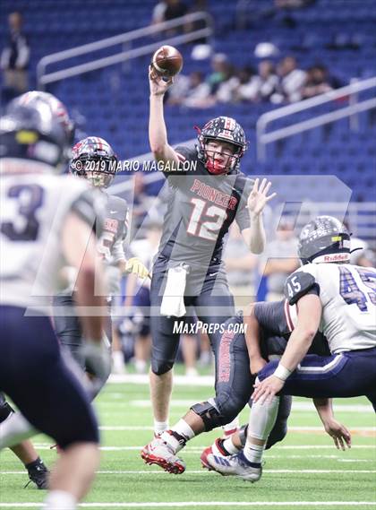 Thumbnail 3 in Pioneer vs Boerne-Champion (UIL 5A Regional Playoff) photogallery.