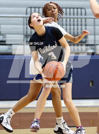 Thumbnail 3 in Richland vs Brewer (Weatherford Raising Cane's Christmas Classic) photogallery.