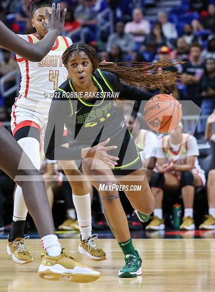 Thumbnail 1 in DeSoto vs. South Grand Prairie (UIL 6A State Final) photogallery.