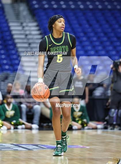Thumbnail 1 in DeSoto vs. South Grand Prairie (UIL 6A State Final) photogallery.