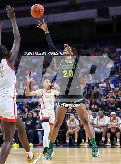 Thumbnail 1 in DeSoto vs. South Grand Prairie (UIL 6A State Final) photogallery.