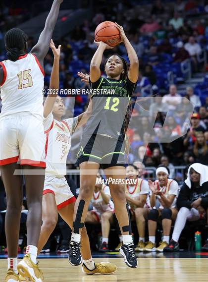 Thumbnail 1 in DeSoto vs. South Grand Prairie (UIL 6A State Final) photogallery.