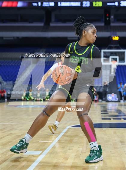 Thumbnail 1 in DeSoto vs. South Grand Prairie (UIL 6A State Final) photogallery.