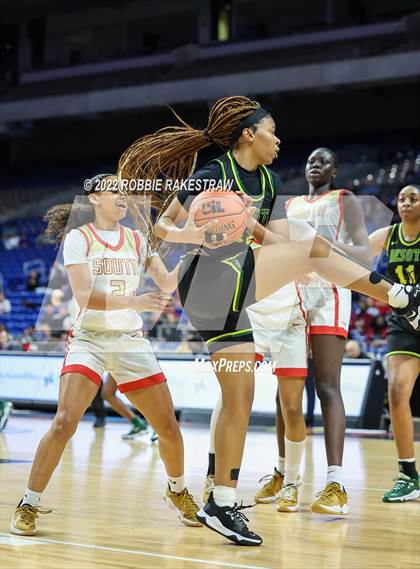 Thumbnail 1 in DeSoto vs. South Grand Prairie (UIL 6A State Final) photogallery.
