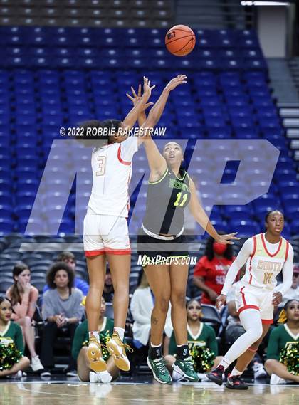 Thumbnail 1 in DeSoto vs. South Grand Prairie (UIL 6A State Final) photogallery.