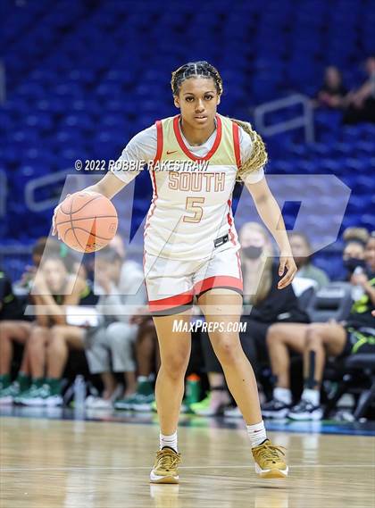 Thumbnail 3 in DeSoto vs. South Grand Prairie (UIL 6A State Final) photogallery.