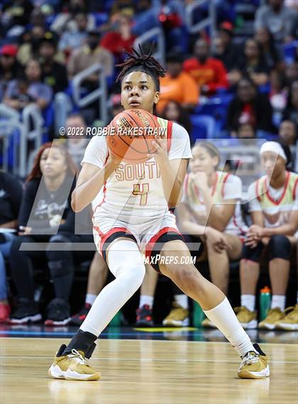Thumbnail 2 in DeSoto vs. South Grand Prairie (UIL 6A State Final) photogallery.
