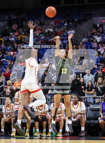 Thumbnail 3 in DeSoto vs. South Grand Prairie (UIL 6A State Final) photogallery.