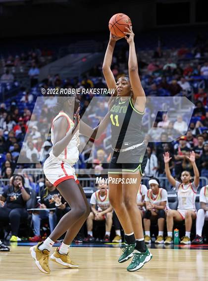 Thumbnail 2 in DeSoto vs. South Grand Prairie (UIL 6A State Final) photogallery.