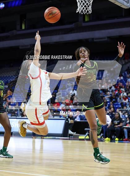 Thumbnail 1 in DeSoto vs. South Grand Prairie (UIL 6A State Final) photogallery.