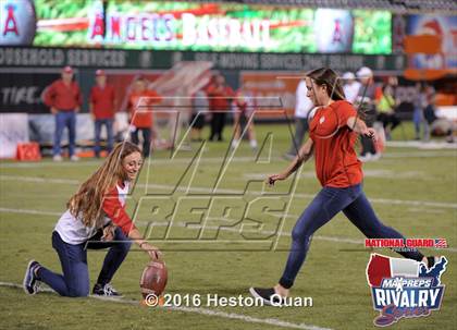Thumbnail 2 in Servite vs. Mater Dei (2015 MaxPreps Rivalry Series) photogallery.