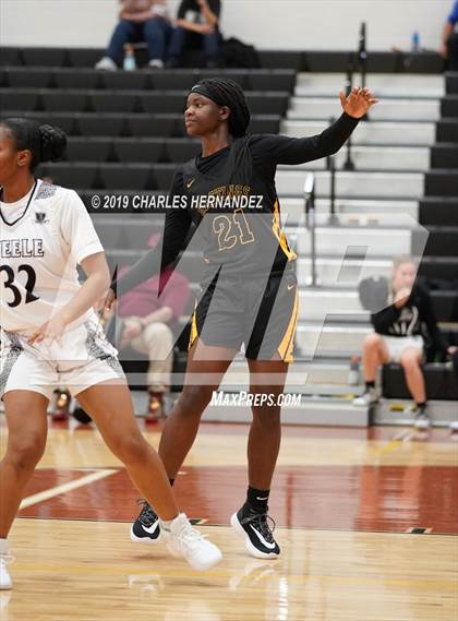 Thumbnail 2 in Alief Hastings vs. Steele (McDonald's Texas Invitational) photogallery.