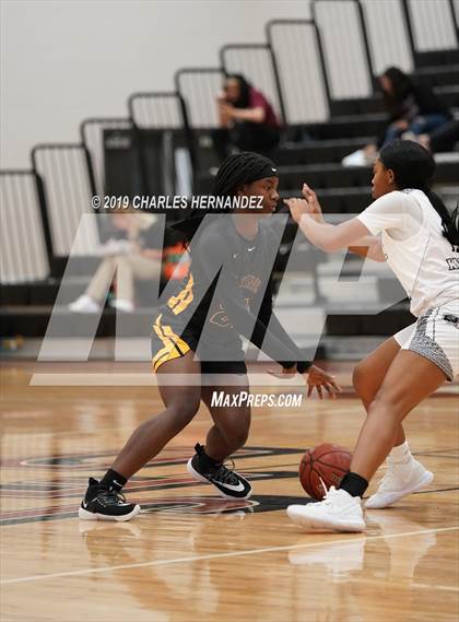 Thumbnail 2 in Alief Hastings vs. Steele (McDonald's Texas Invitational) photogallery.