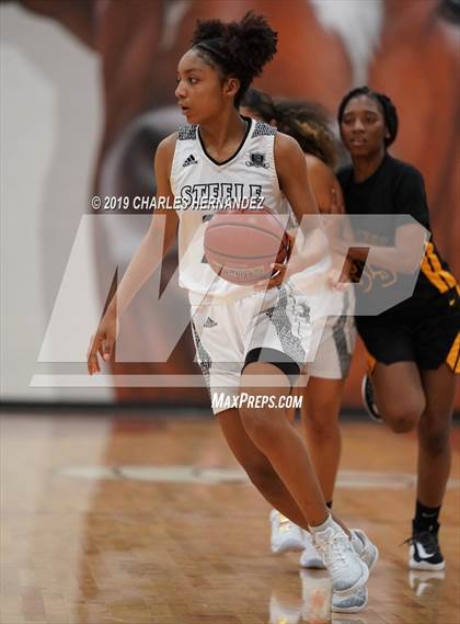Thumbnail 2 in Alief Hastings vs. Steele (McDonald's Texas Invitational) photogallery.