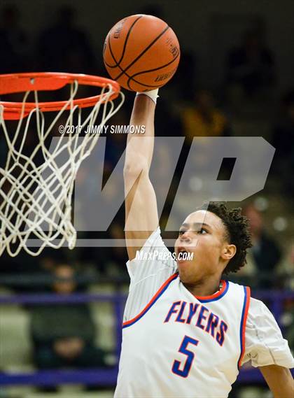 Thumbnail 2 in Collinsville vs. East St. Louis (Prairie Farms Holiday Classic) photogallery.