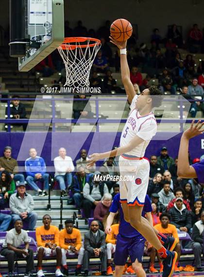 Thumbnail 3 in Collinsville vs. East St. Louis (Prairie Farms Holiday Classic) photogallery.
