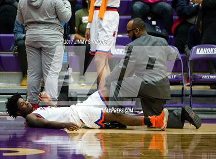 Thumbnail 3 in Collinsville vs. East St. Louis (Prairie Farms Holiday Classic) photogallery.